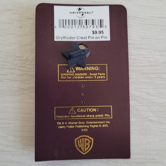 Harry Potter Gryffindor Crest Pin - Universal Studios - Picture 2 of 2